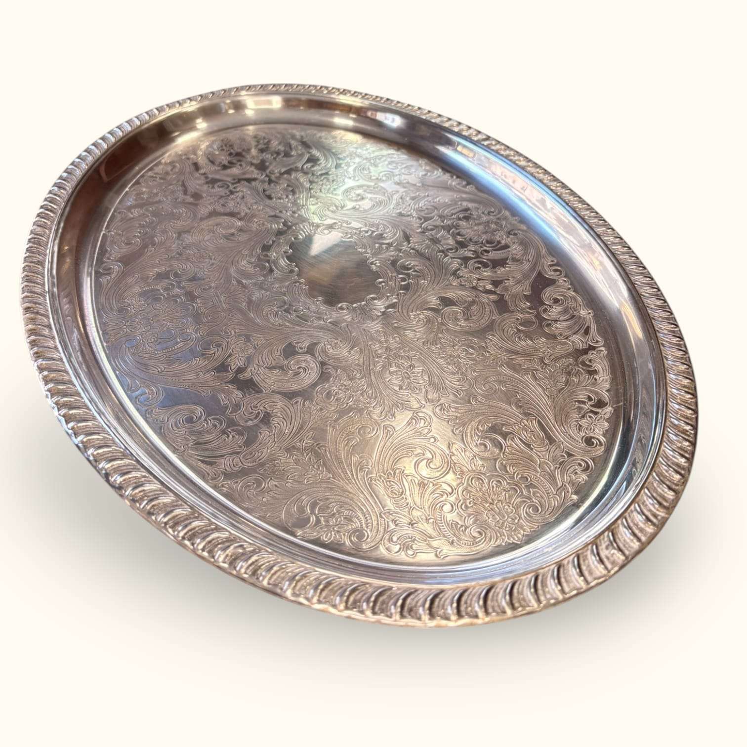 Bandeja antigua de metal plateado con relieves decorativos y borde elevado para decoración vintage