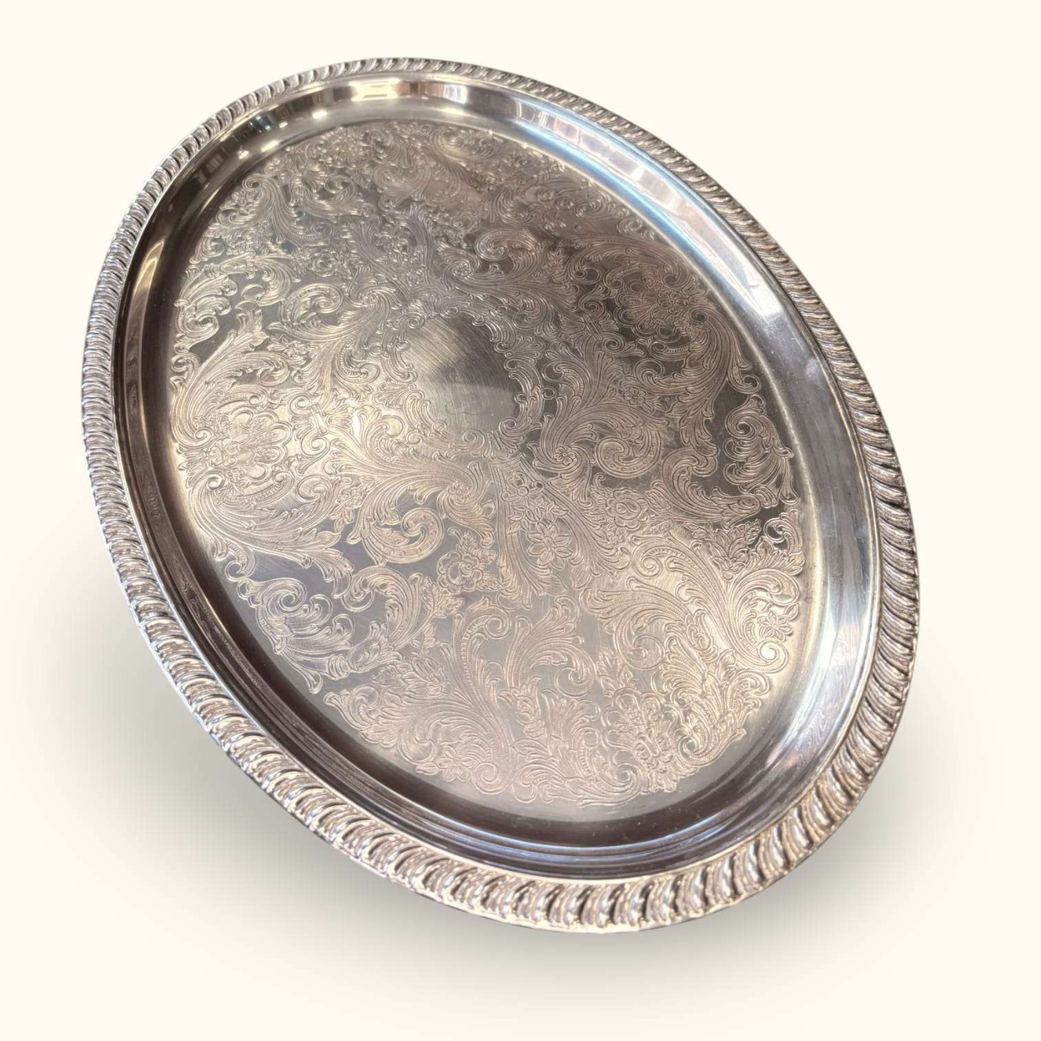 Bandeja antigua de metal plateado con relieves y borde decorativo para decoración vintage en hogar y jardín