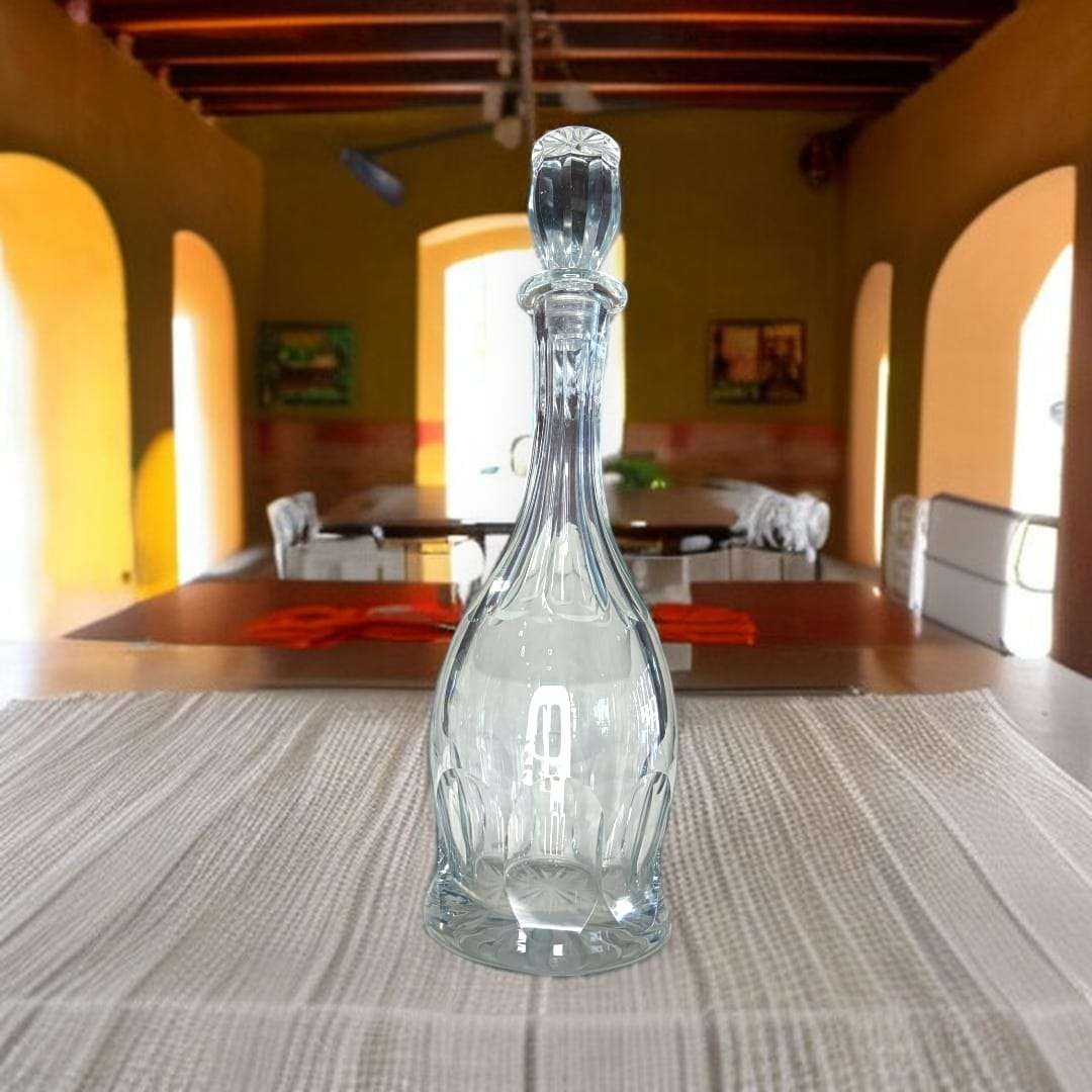 Esta Licorera destaca por su cuerpo alto y estrecho, con base redondeada y cuello alargado. 