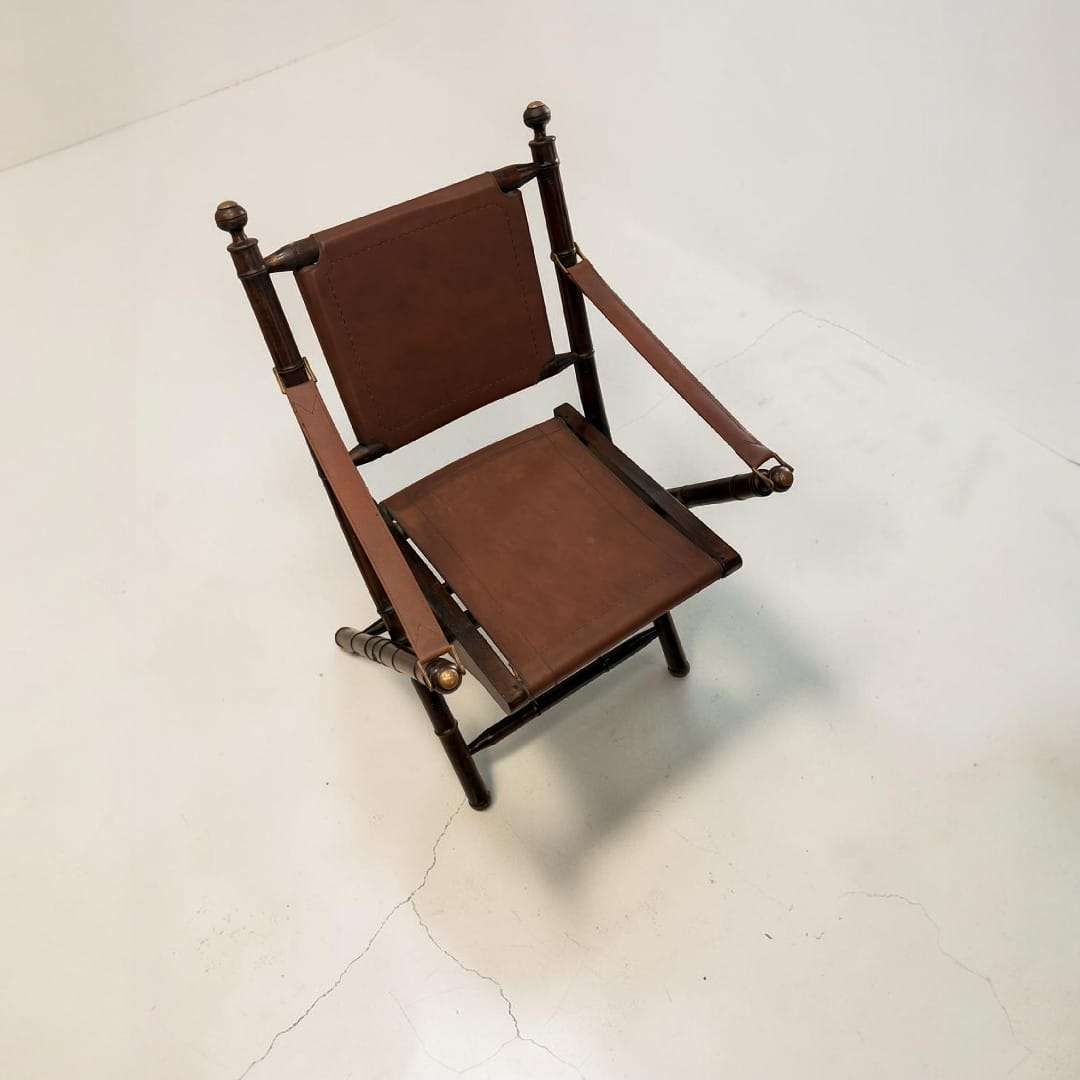 Silla antigua de madera y cuero para decoración clásica