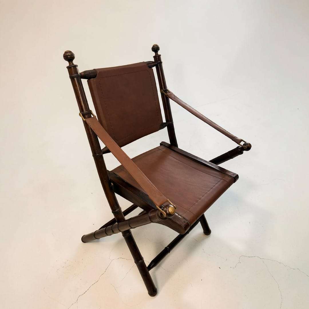 Silla plegable antigua de madera y cuero estilo clásico