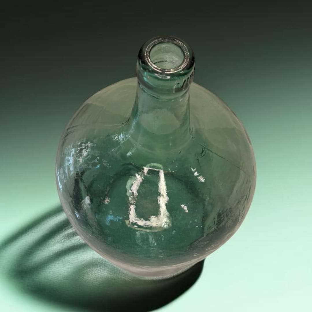 Damajuana antigua de cristal verde decorativa
