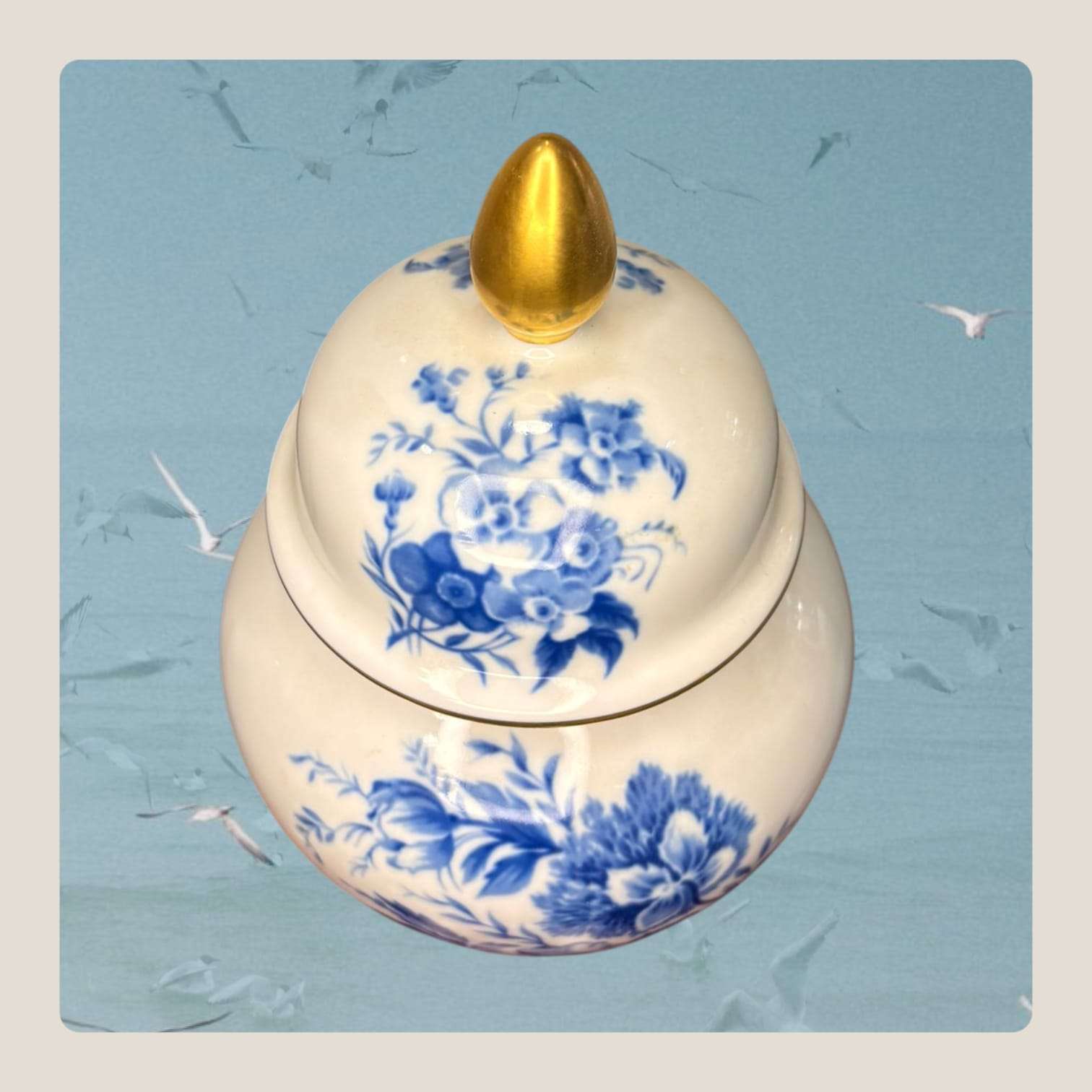  Su forma redondeada, la tapa abombada y el pomo superior en tono oro lo convierten en una pieza decorativa con gran presencia visual, ideal para vitrinas, aparadores, recibidores o espacios de inspiración clásica.

