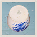 Hoy es una peça antiga com valor decorativo, perfecta para coleccionistas y amantes de la porcelana azul y blanca.