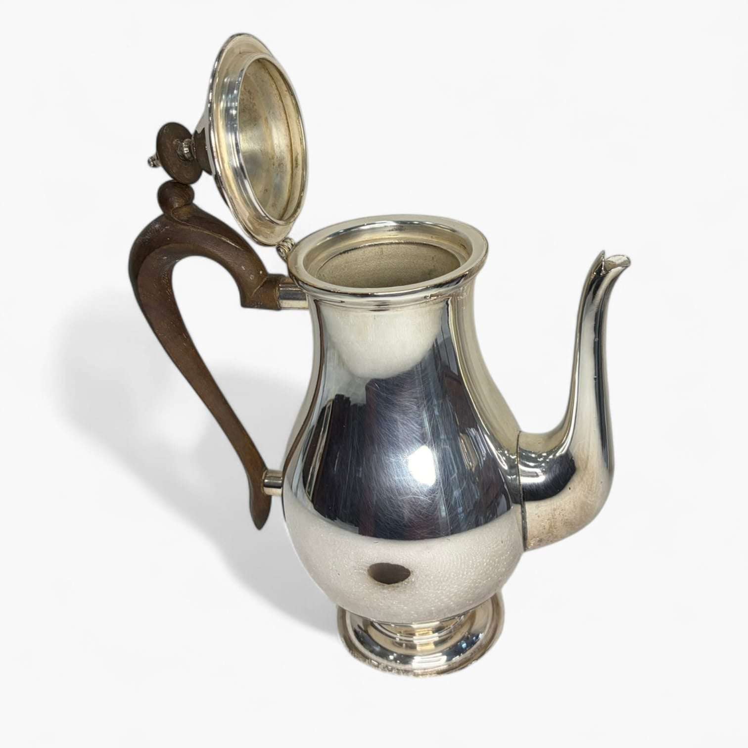 Tetera antigua de metal plateado estilo inglés con asa de madera y bandeja decorativa