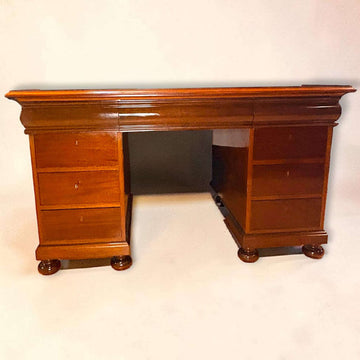 Este Escritorio antiguo de caoba es una pieza pensada para quienes buscan algo más que un mueble de trabajo.