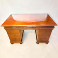  Su gran tablero rectangular, su acabado brillante y su estructura de doble pedestal le dan una presencia sólida, elegante y muy decorativa.