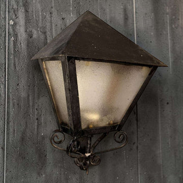 Este Farol puede utilizarse como elemento decorativo o adaptarse a una instalación luminosa según las necesidades del comprador.