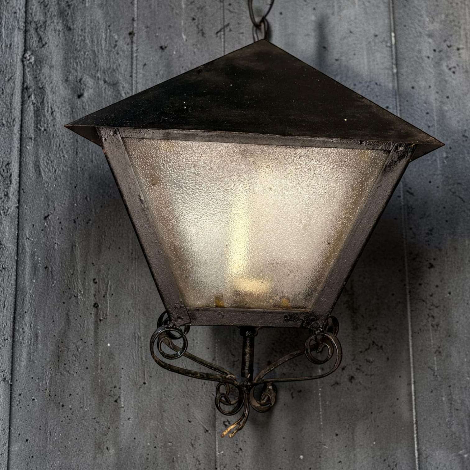  Su función original era iluminar y proteger la llama o bombilla en espacios exteriores, mientras que actualmente aporta valor decorativo en ambientes vintage, rústicos e industriales.

