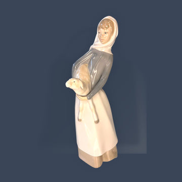 Figura Lladró niña con cordero en porcelana antigua decorativa