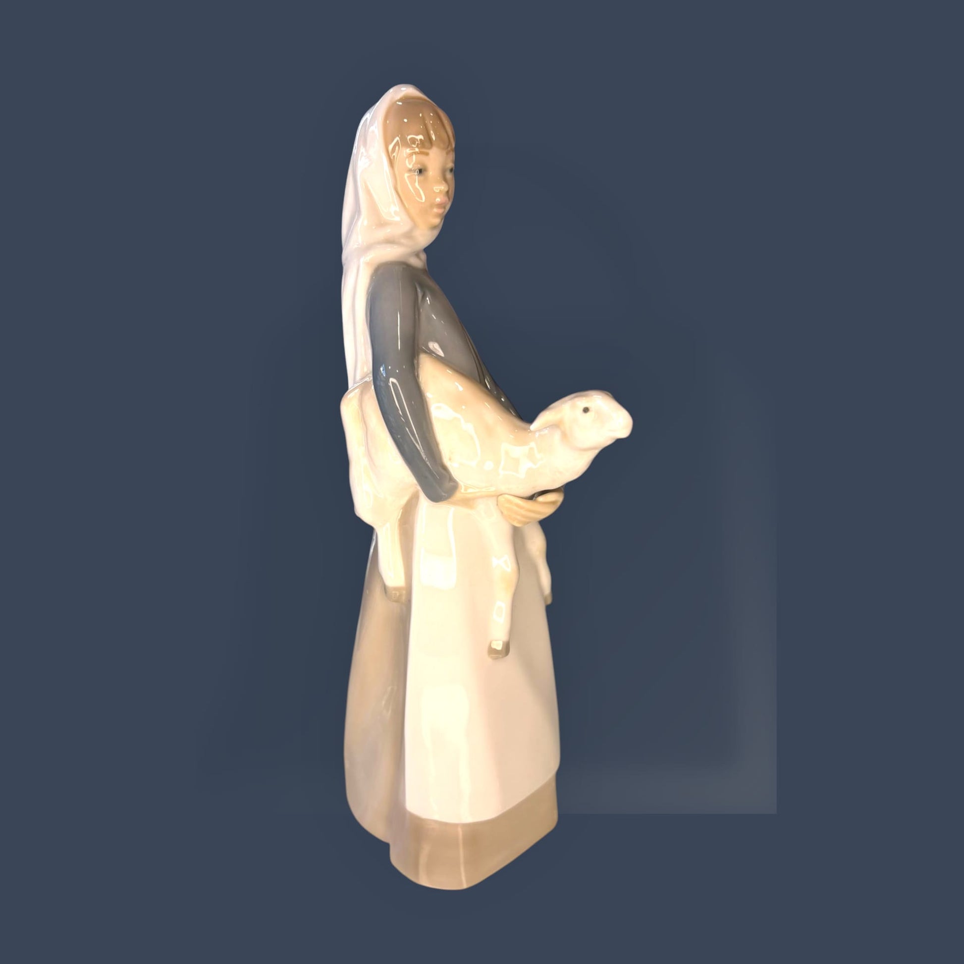 Vista inferior de la figura Lladró niña con cordero en porcelana antigua decorativa