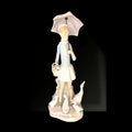 Escultura de porcelana Lladró niña con paraguas y ocas en decoración clásica