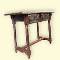 Mesa castellana antigua de madera con detalles artesanales y carácter tradicional