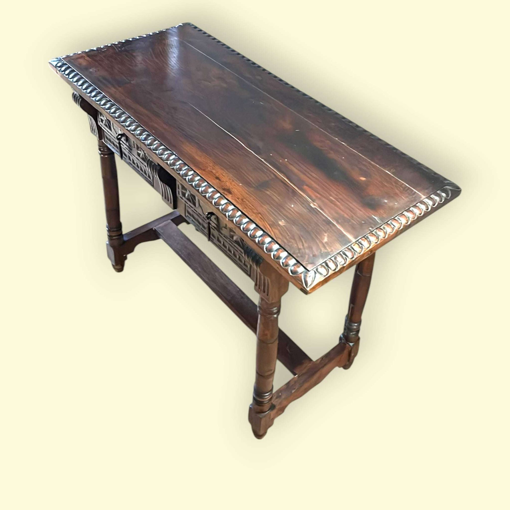 Mesa de madera antigua con trabajo tallado y cajones para decoración clásica