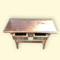 Mesa de madera tallada con cajones y borde decorativo para decoración de hogar