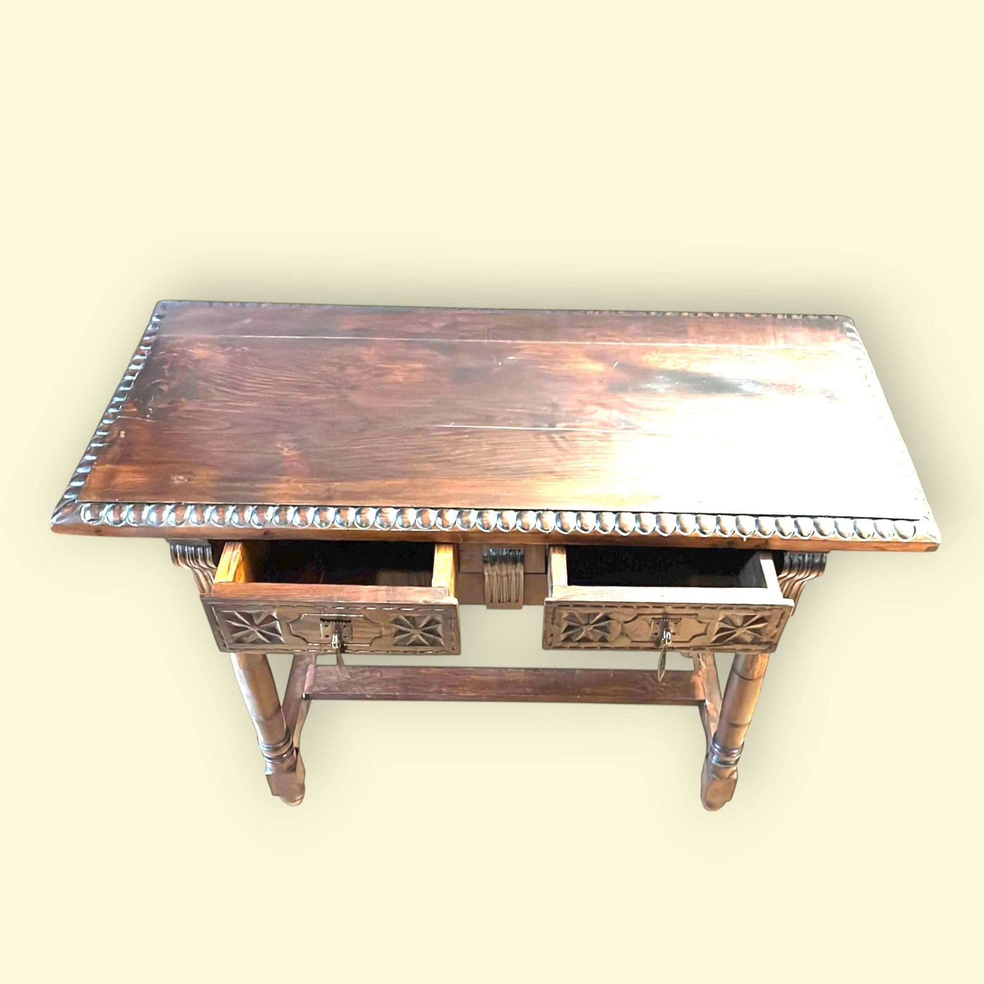 Mesa de madera tallada con cajones y borde decorativo para decoración de hogar