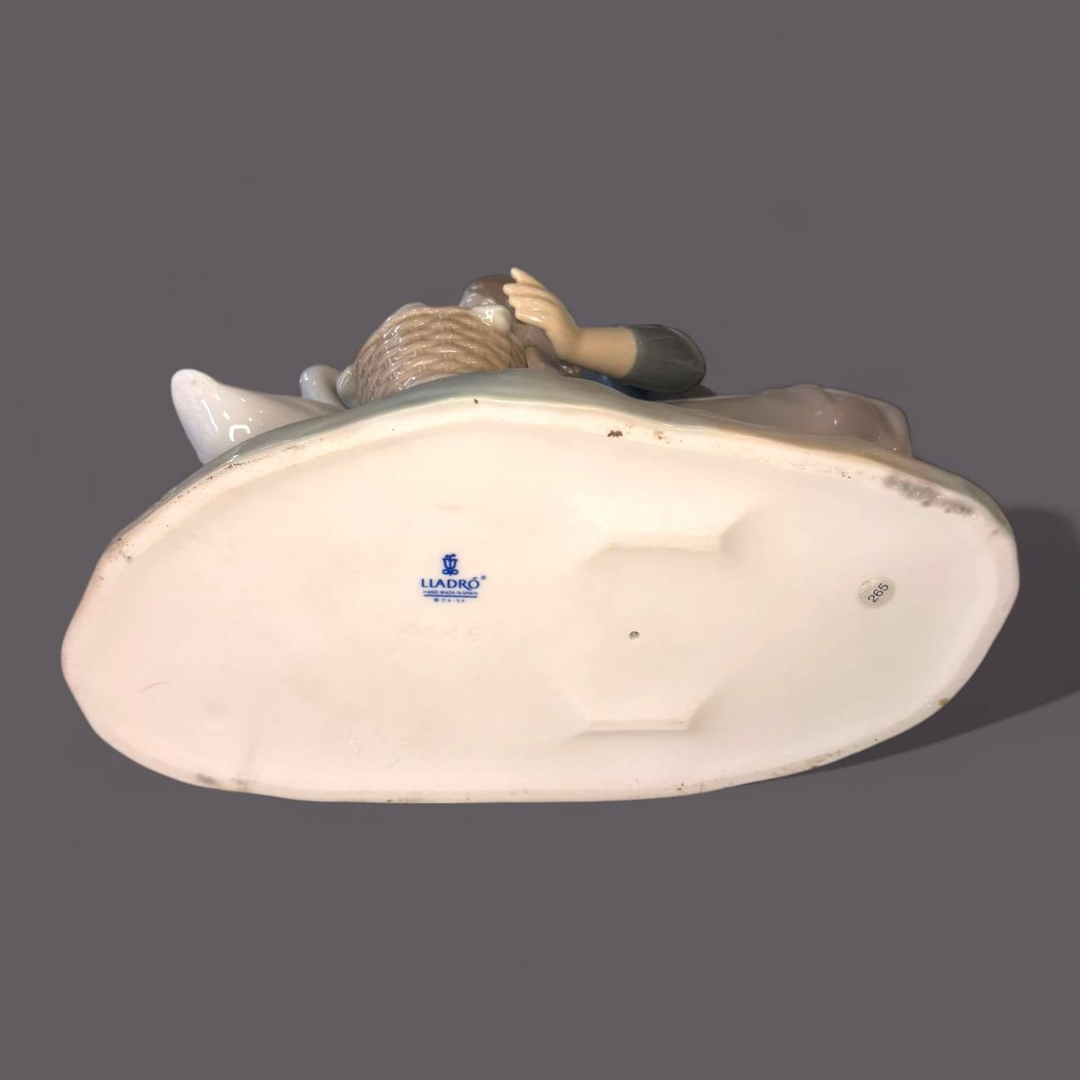 Escultura decorativa Lladró niña con patos porcelana antigua colección