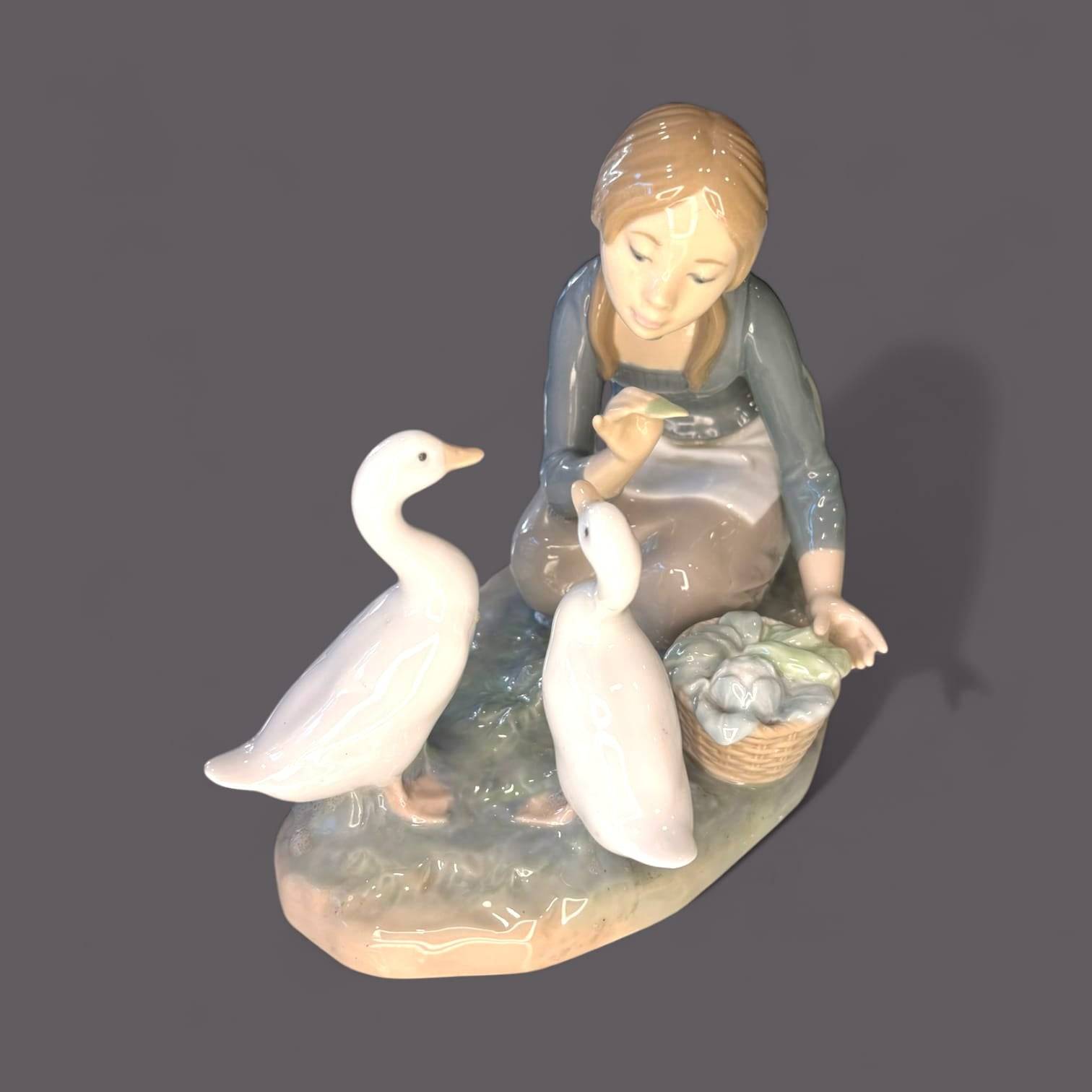 Pieza decorativa Lladró Comida para Patos porcelana artística España