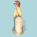 Su estética clásica y su cuidada elaboración la convierten en una pieza perfecta para amantes de las antigüedades y del arte en porcelana.