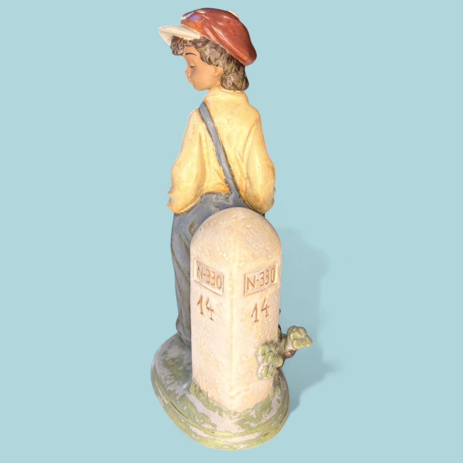 Su estética clásica y su cuidada elaboración la convierten en una pieza perfecta para amantes de las antigüedades y del arte en porcelana.