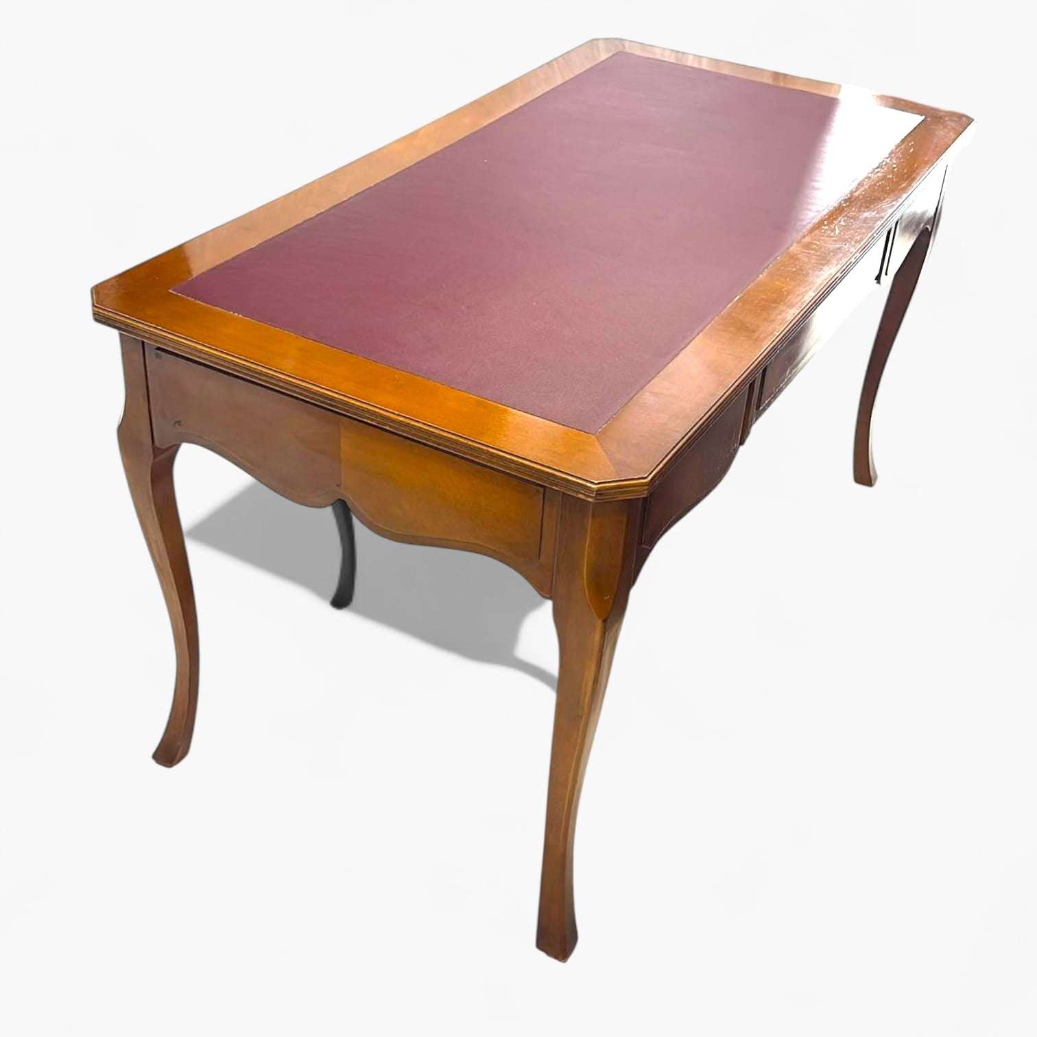 Diseñada originalmente para despacho o escritura, hoy sigue siendo perfecta como escritorio principal, mesa de trabajo elegante o pieza decorativa para interiores clásicos y ambientes profesionales con carácter.