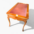 Diseñada originalmente para despacho o escritura, hoy sigue siendo perfecta como escritorio principal, mesa de trabajo elegante o pieza decorativa para interiores clásicos y ambientes profesionales con carácter.
