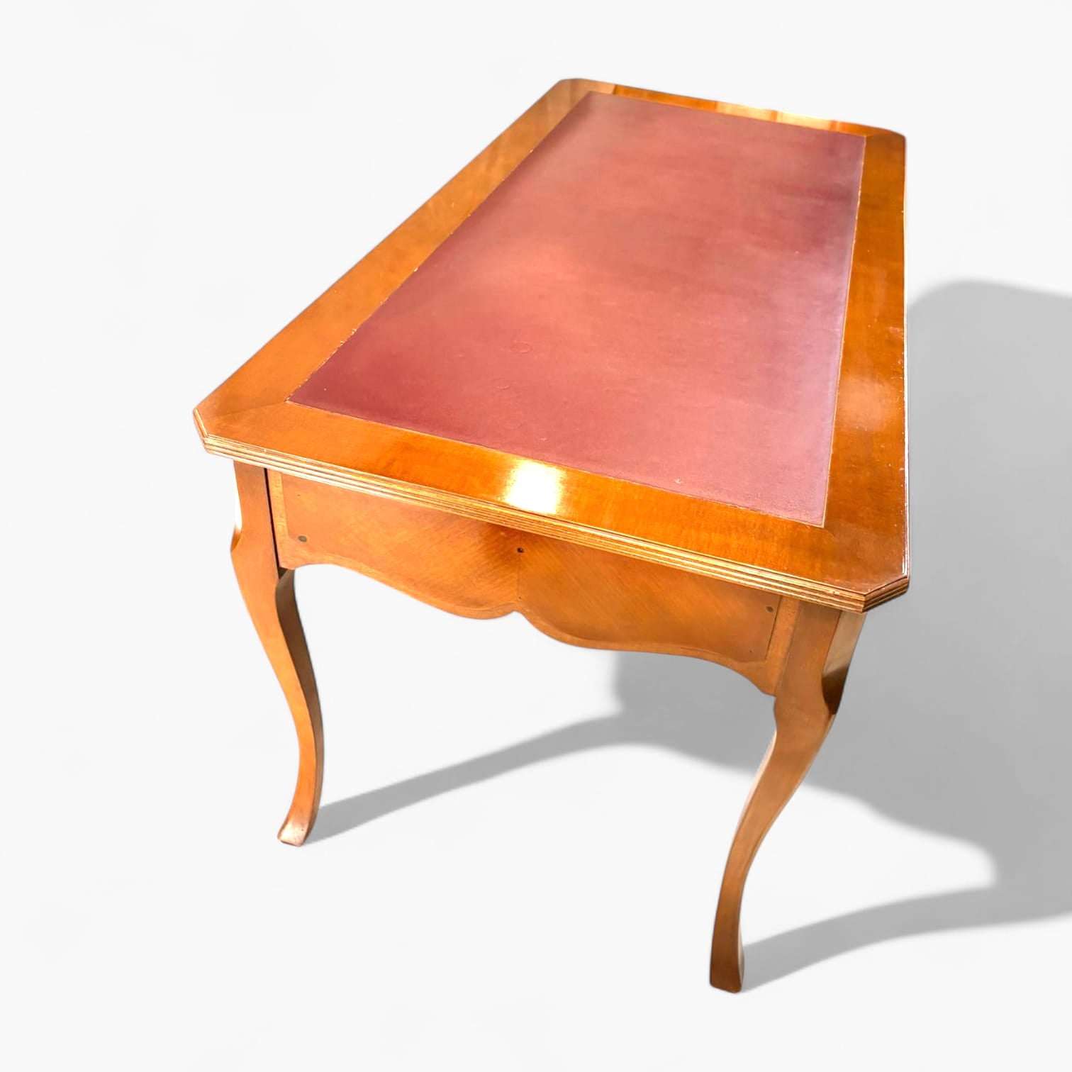 Diseñada originalmente para despacho o escritura, hoy sigue siendo perfecta como escritorio principal, mesa de trabajo elegante o pieza decorativa para interiores clásicos y ambientes profesionales con carácter.