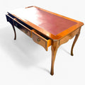 Diseñada originalmente para despacho o escritura, hoy sigue siendo perfecta como escritorio principal, mesa de trabajo elegante o pieza decorativa para interiores clásicos y ambientes profesionales con carácter.