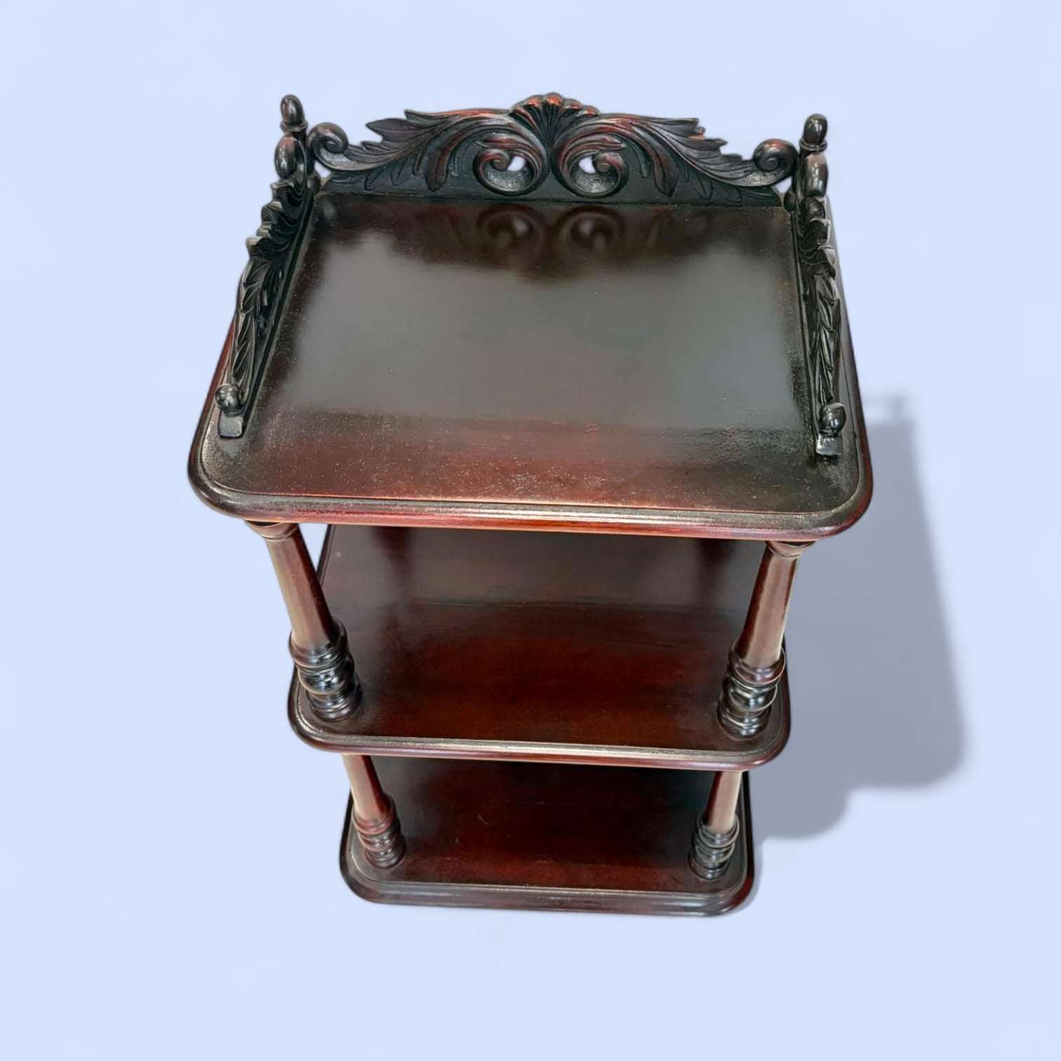 Su diseño de varios niveles permite utilizarla como soporte decorativo, pequeña librería auxiliar, rincón expositor o mesa de apoyo elegante. 