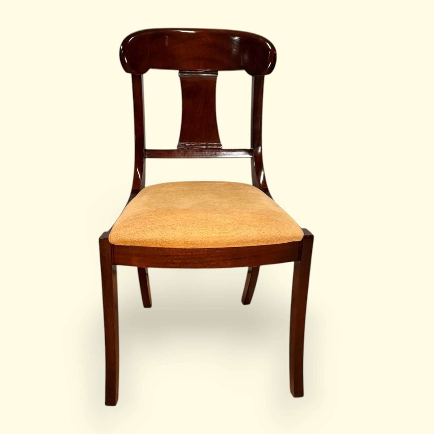 Originalmente diseñada para acompañar mesas de comedor y espacios de reunión, hoy esta pieza mantiene toda su funcionalidad y añade un fuerte valor decorativo gracias a la calidad visual de la caoba y la suavidad de su asiento tapiza