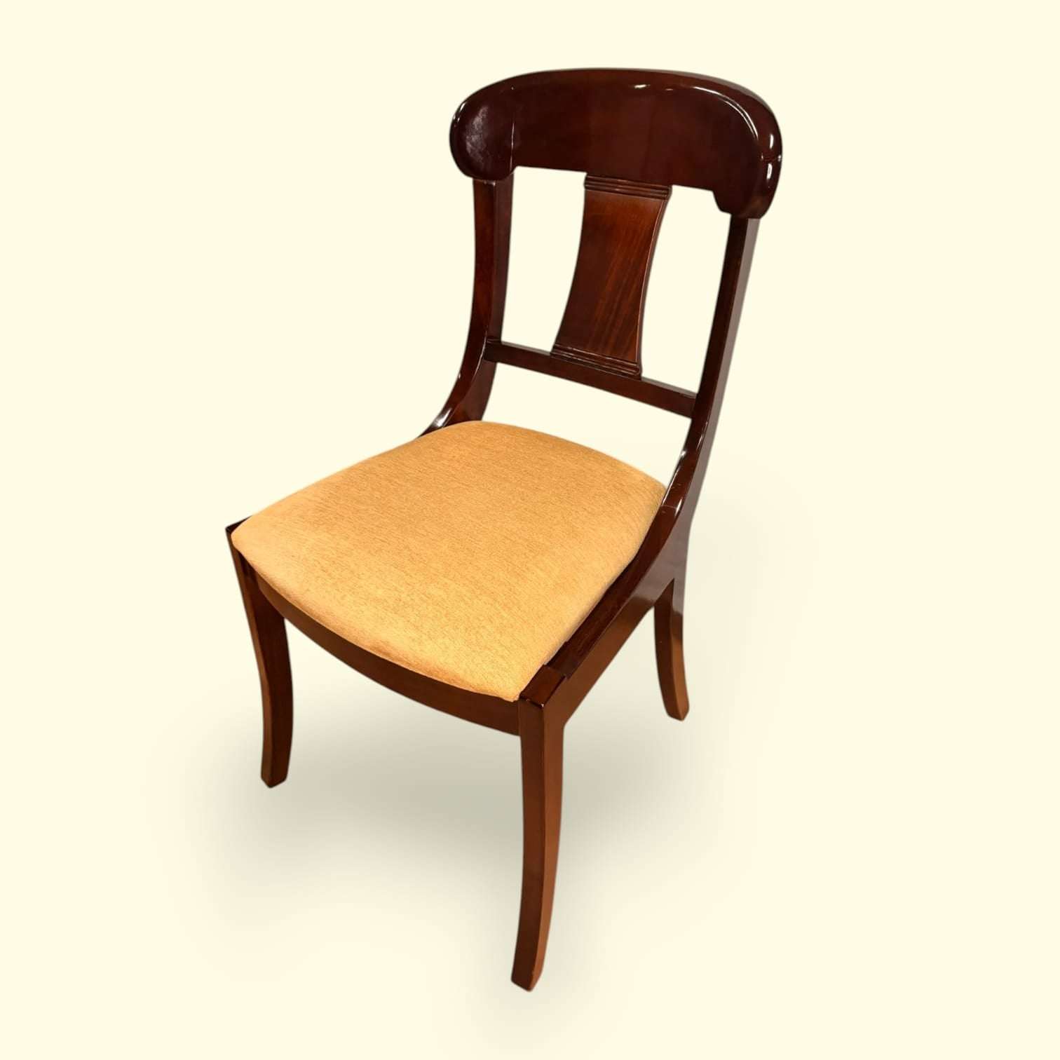 Esta Silla de caoba con asiento tapizado representa el equilibrio perfecto entre elegancia, comodidad y diseño atemporal. 