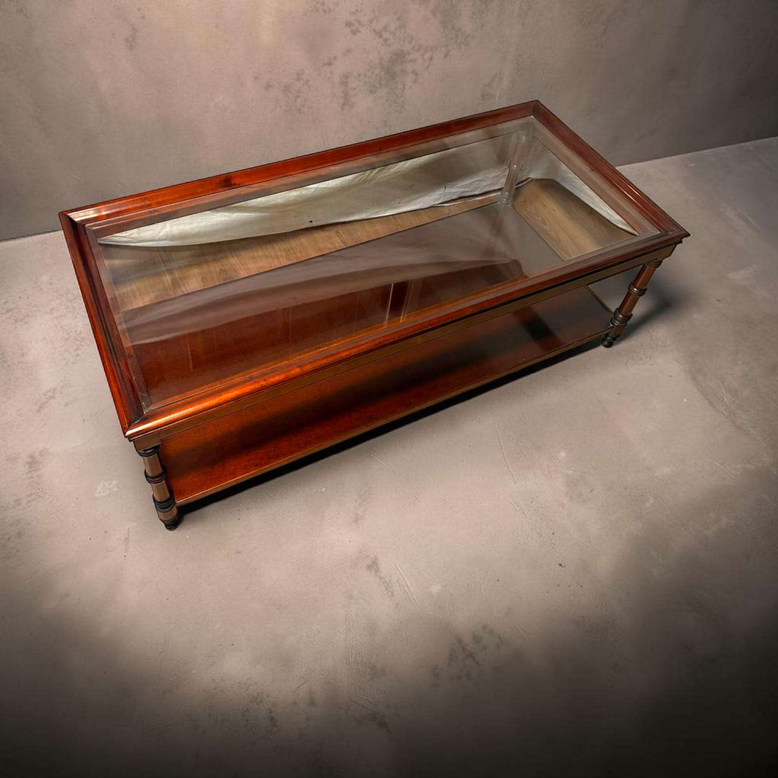 Su función original era servir como mesa de centro o apoyo auxiliar para libros, bandejas, decoración y objetos cotidianos