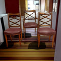 Este exclusivo Lote de sillas y sillón destaca por su diseño refinado, su estructura de madera trabajada y su estética clásica con gran personalidad decorativa.