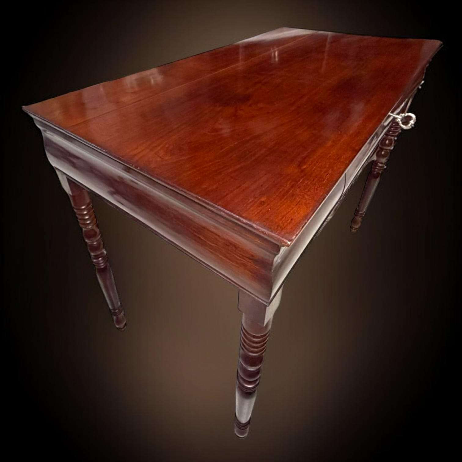 Vista superior de mesa consola antigua de caoba con acabado brillante