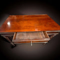 Mesa consola antigua de caoba con cajón y talla decorativa