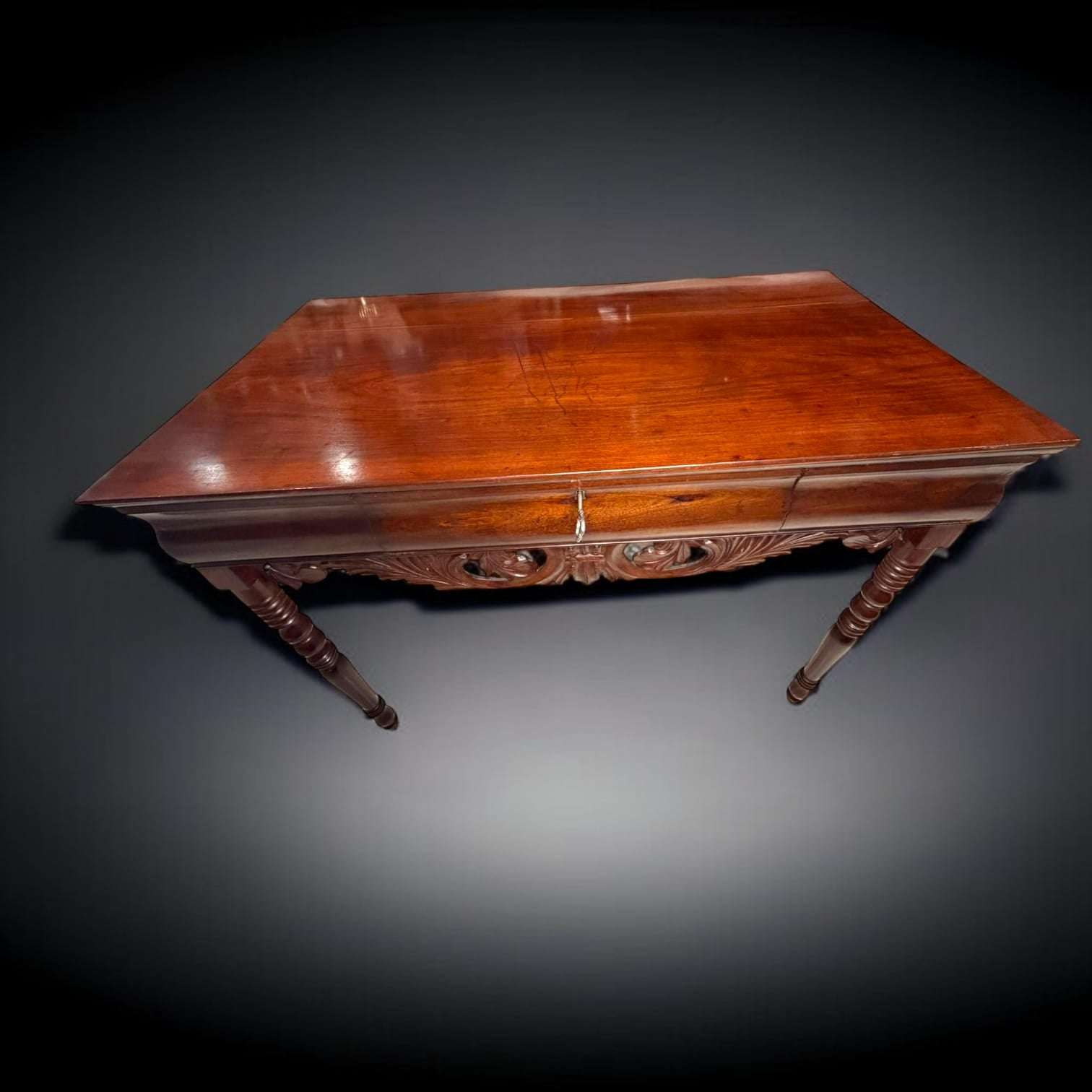 Perspectiva de la mesa consola antigua de caoba con patas torneadas