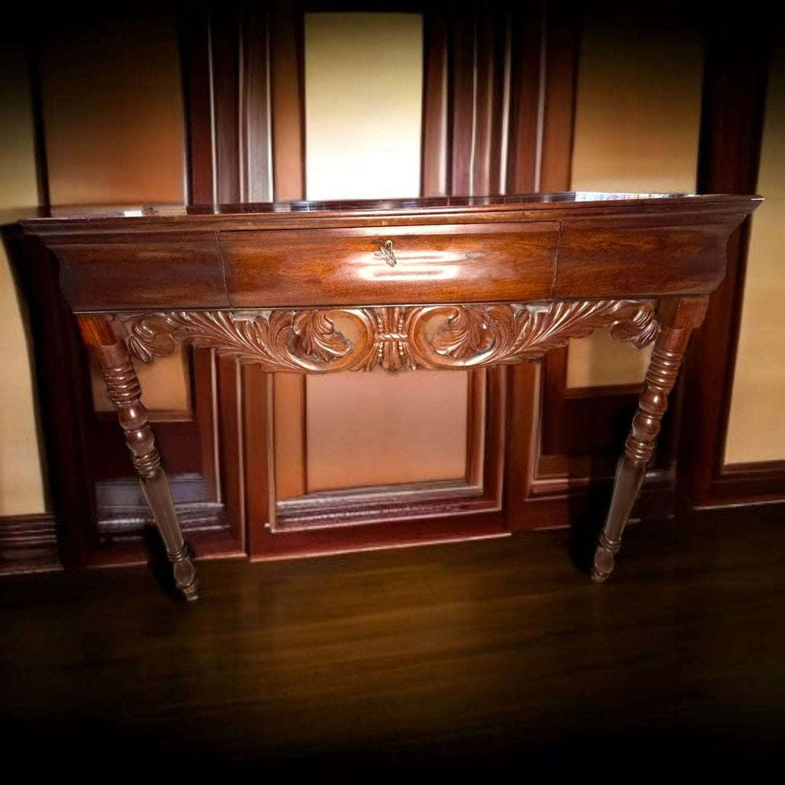 Mesa consola antigua de caoba con cajón y talla decorativa