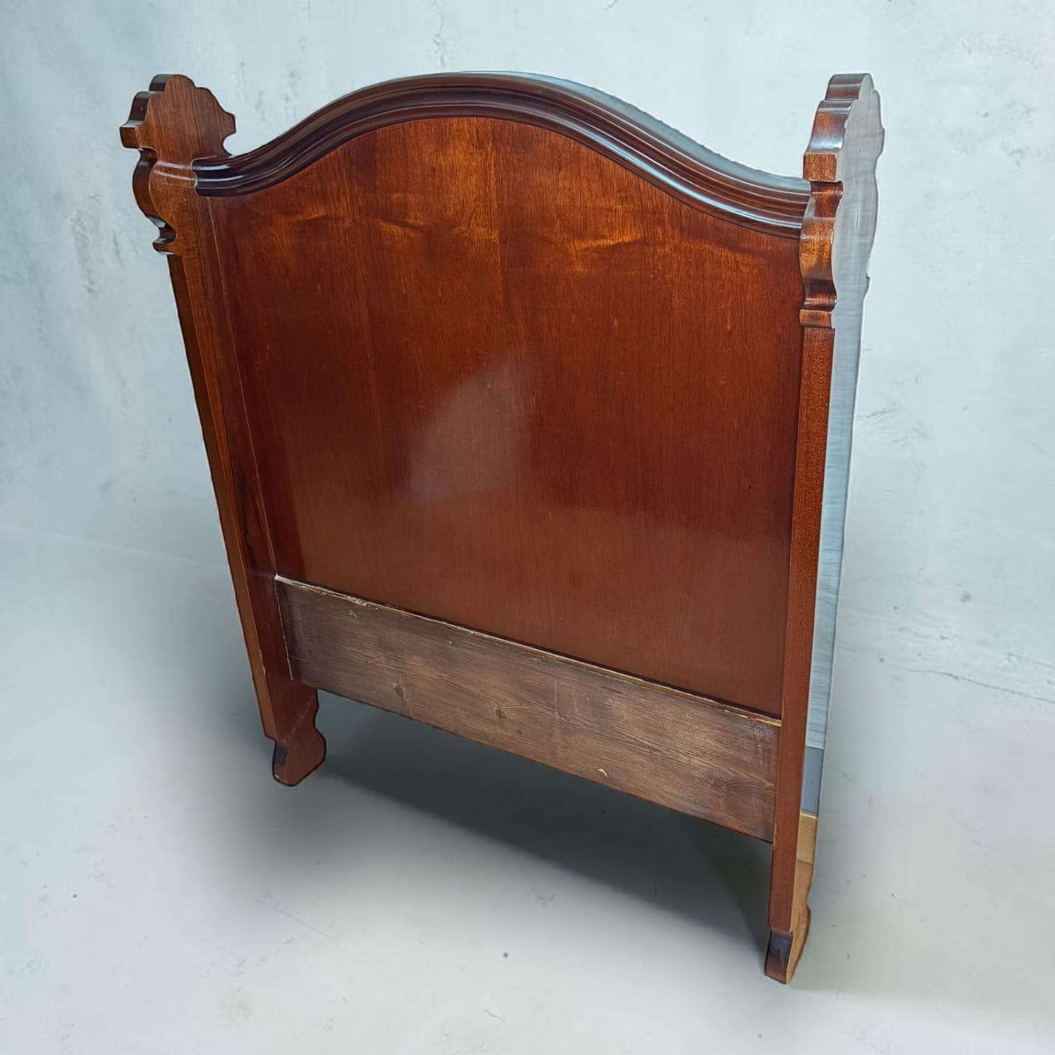 Su presencia sobria y decorativa los convierte en piezas ideales para dormitorios con estilo tradicional, vintage o colonial.