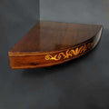 La delicada taracea frontal aporta un atractivo ornamental que realza la nobleza de la madera y refleja el gusto por la ebanistería clásica. 