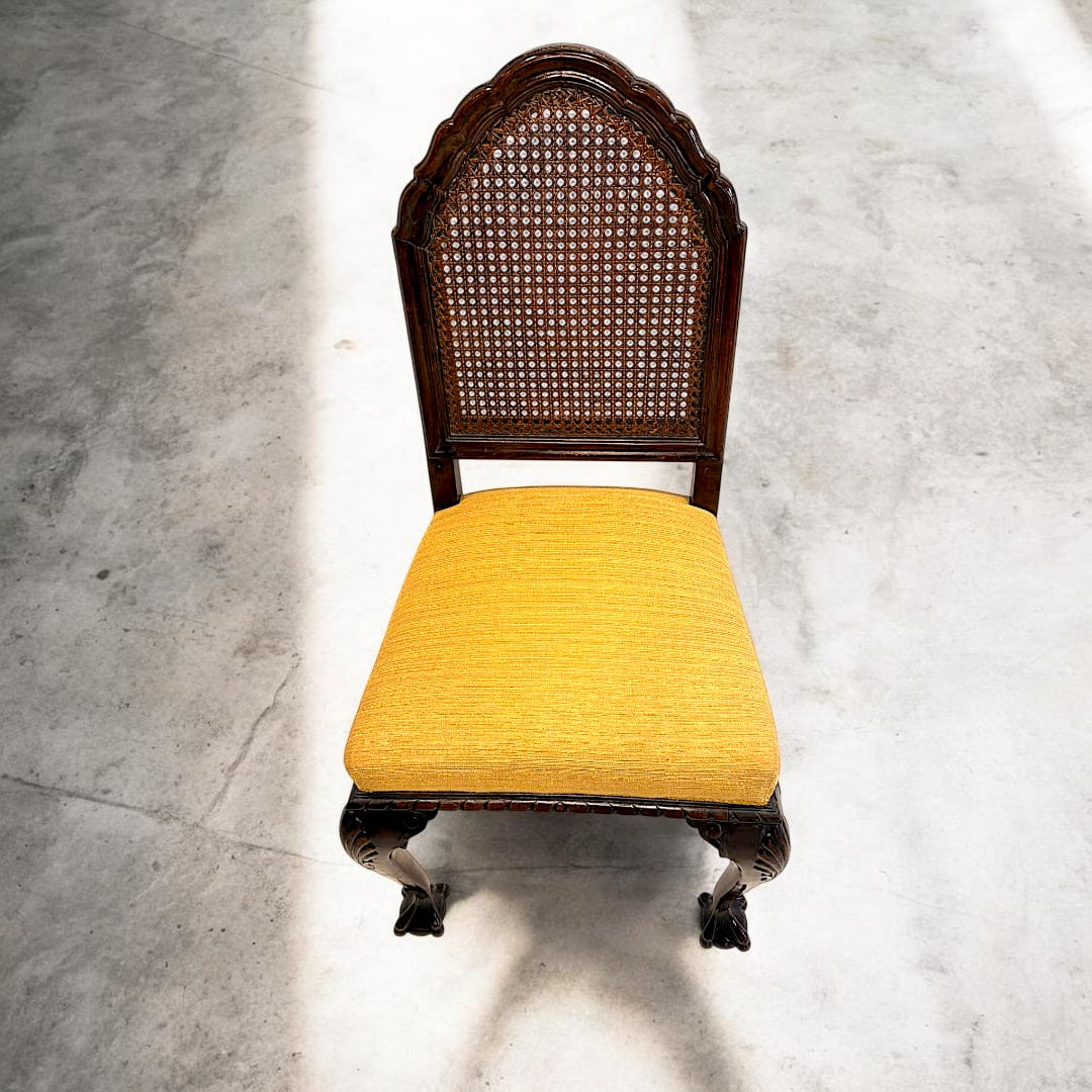 
Su diseño equilibrado y sofisticado convierte estas piezas en una opción ideal tanto para ambientes clásicos como para interiores contemporáneos que buscan incorporar mobiliario auténtico con personalidad.