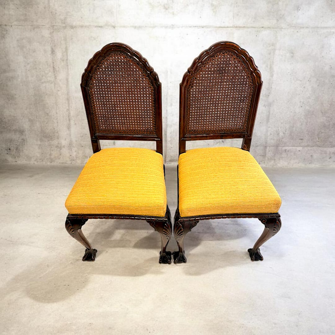 
Su diseño equilibrado y sofisticado convierte estas piezas en una opción ideal tanto para ambientes clásicos como para interiores contemporáneos que buscan incorporar mobiliario auténtico con personalidad.