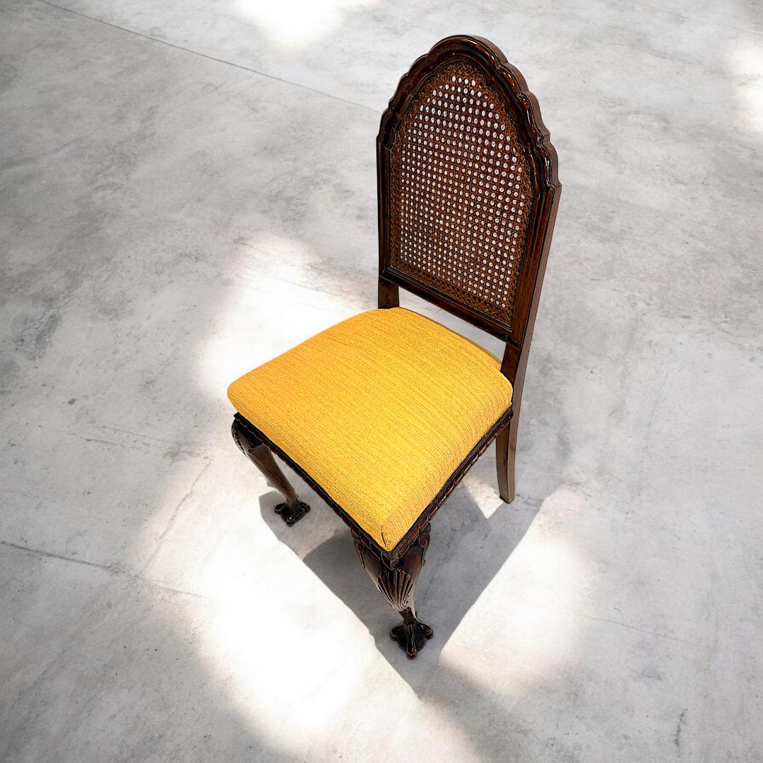 
Su diseño equilibrado y sofisticado convierte estas piezas en una opción ideal tanto para ambientes clásicos como para interiores contemporáneos que buscan incorporar mobiliario auténtico con personalidad.