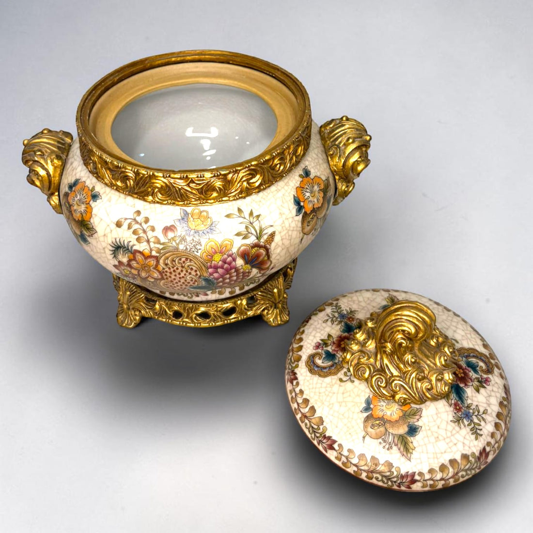 Este Juego de joyeros de porcelana con resina de inspiración barroca es una pieza decorativa pensada para quienes buscan belleza, presencia y distinción.