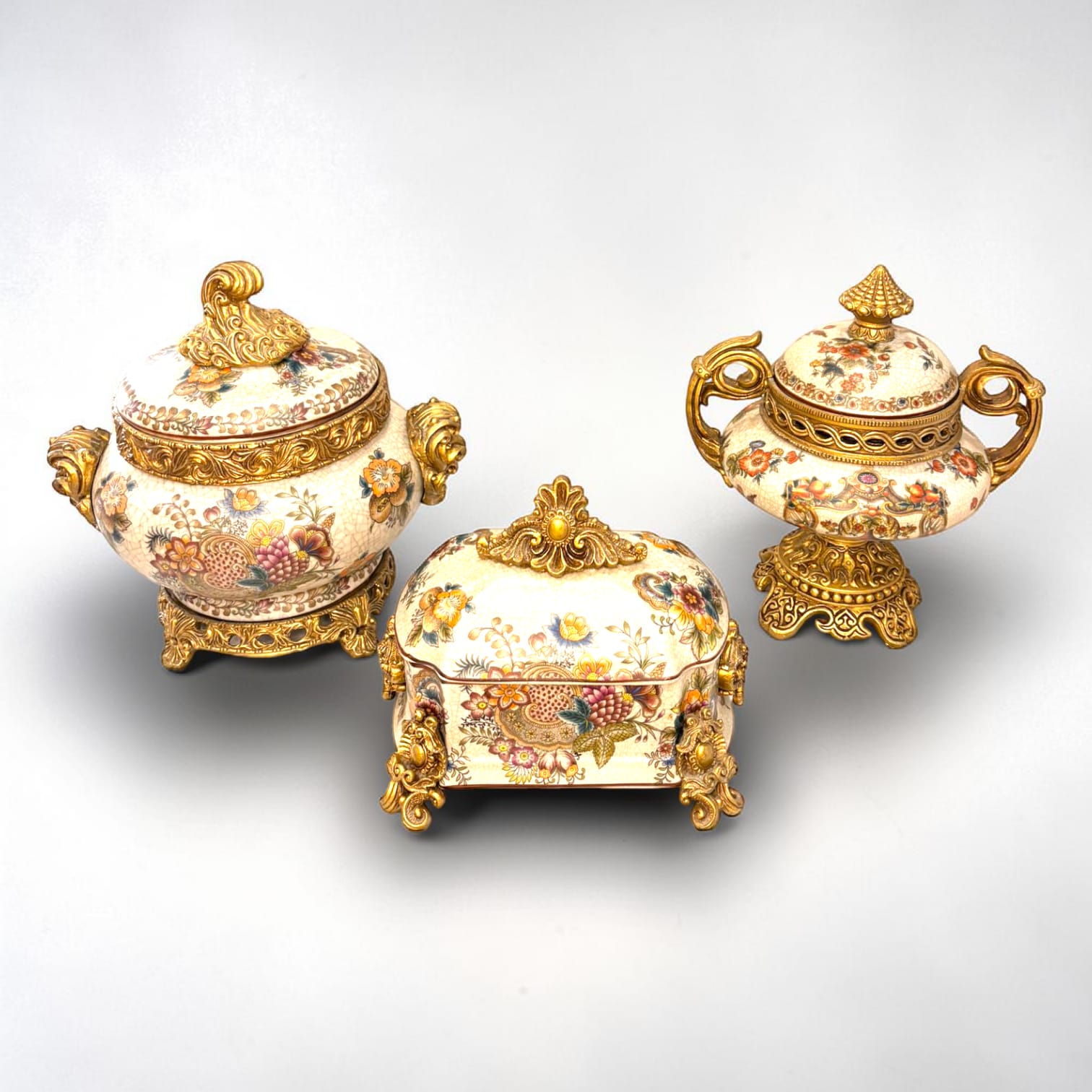 Este Juego de joyeros de porcelana con resina de inspiración barroca es una pieza decorativa pensada para quienes buscan belleza, presencia y distinción.