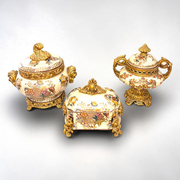 Este Juego de joyeros de porcelana con resina de inspiración barroca es una pieza decorativa pensada para quienes buscan belleza, presencia y distinción.