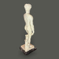 Su función original era representar la perfección anatómica y la belleza clásica; hoy se convierte en una pieza decorativa y de colección ideal para hogares elegantes, despachos, bibliotecas o vitrinas artísticas.

La figura transmite fuerza, equilibrio y presencia visual gracias a su composici