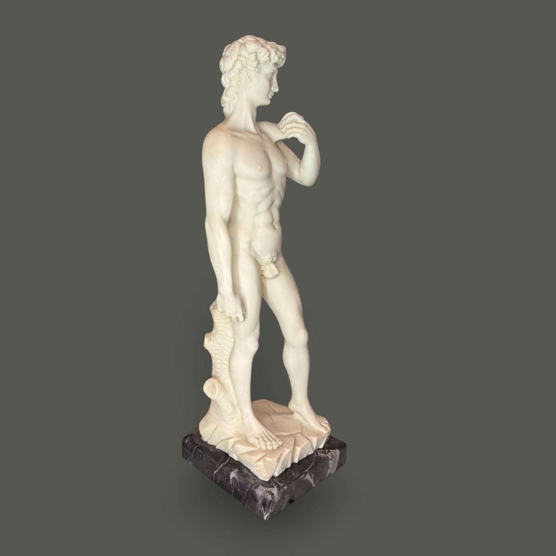 Este David es una figura decorativa de resina con base de mármol inspirada en la célebre obra renacentista italiana creada por Miguel Ángel, considerada una de las esculturas más emblemáticas de la historia del arte. 