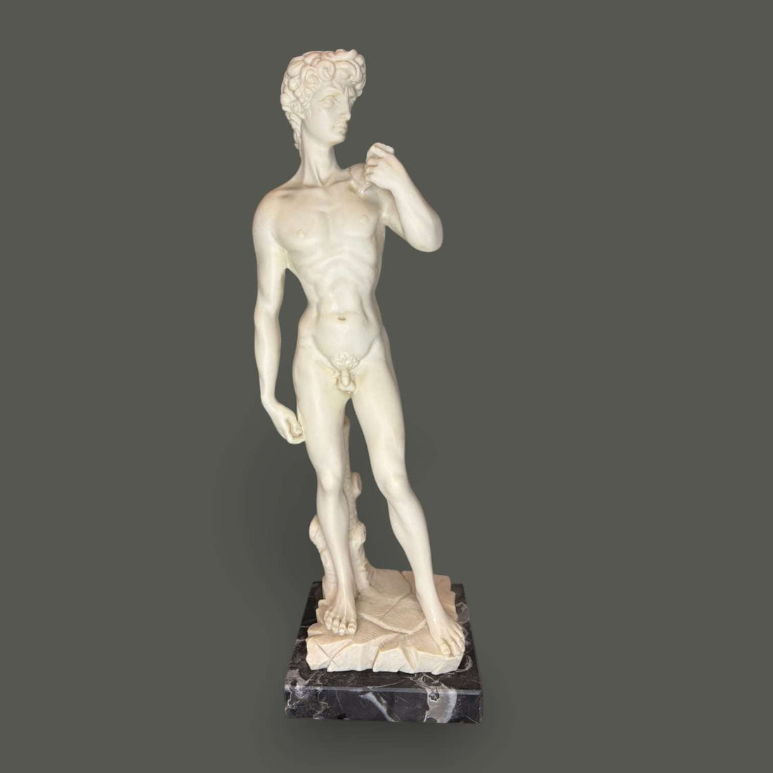 Este David es una figura decorativa de resina con base de mármol inspirada en la célebre obra renacentista italiana creada por Miguel Ángel, considerada una de las esculturas más emblemáticas de la historia del arte. 