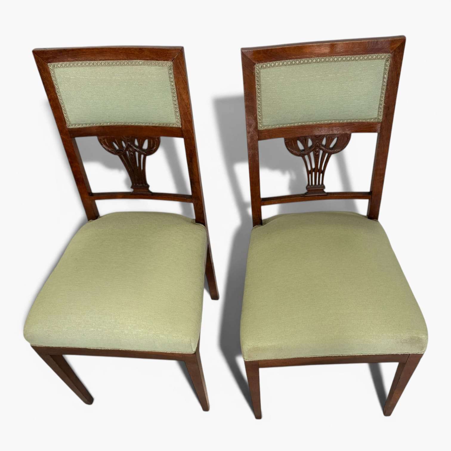  La estructura recta y estilizada permite integrar fácilmente esta pareja de sillas en distintos espacios decorativos.

El detalle central tallado del respaldo añade un aire distinguido inspirado en el mobiliario clásico europeo, realzando la elegancia del conjunto.

Gracias a sus proporciones equilibradas, esta pareja de sillas resulta ideal tanto para comedor como para reci