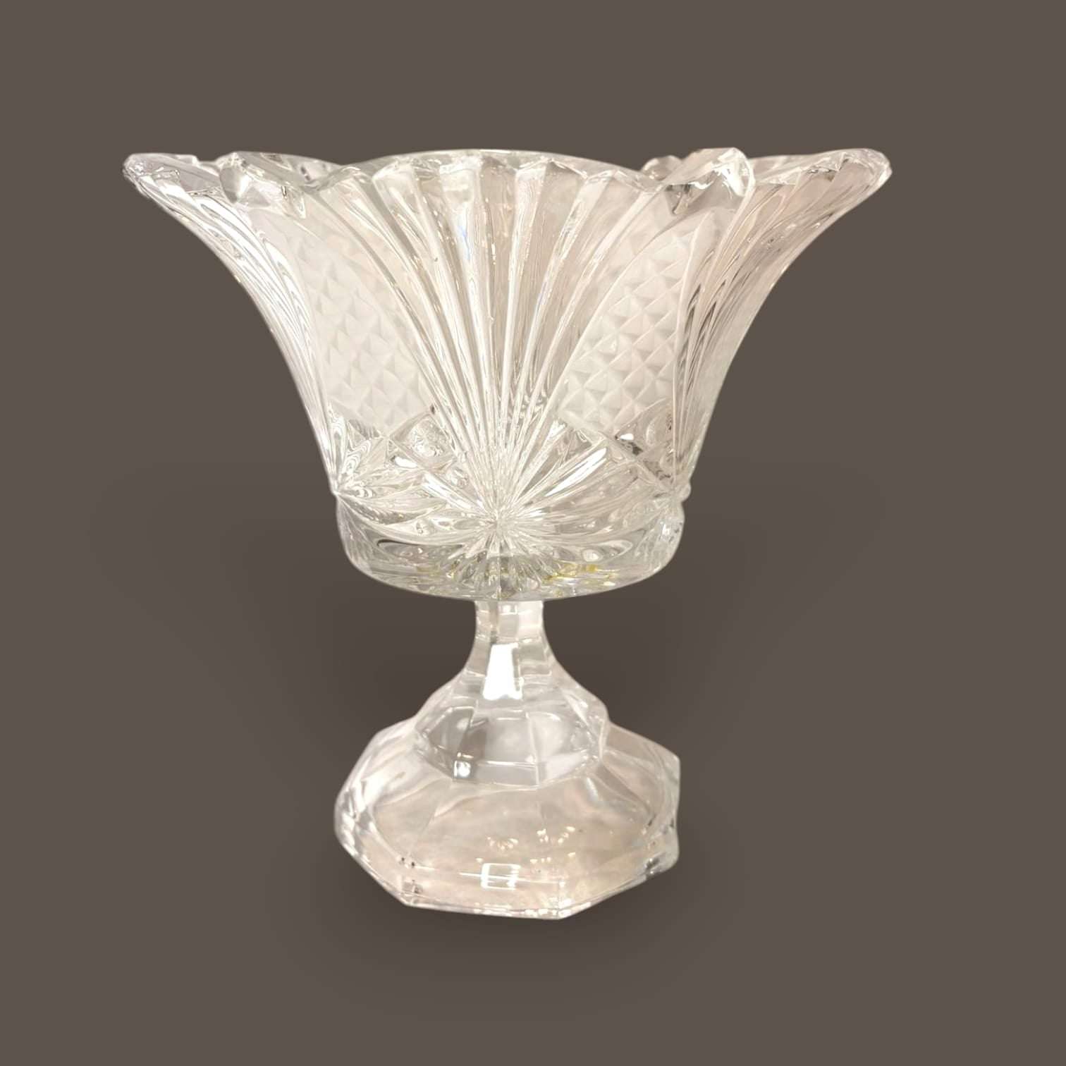 
Su diseño transparente permite que la luz atraviese el cristal y resalte cada talla. Uma peça decorativa com brilho próprio, ideal para comprador